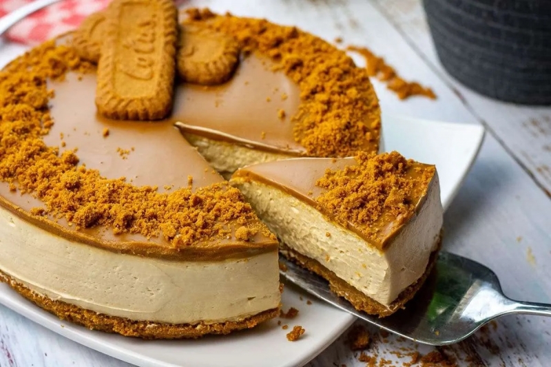 Lotus Biscoff Cake | bakehoney.com